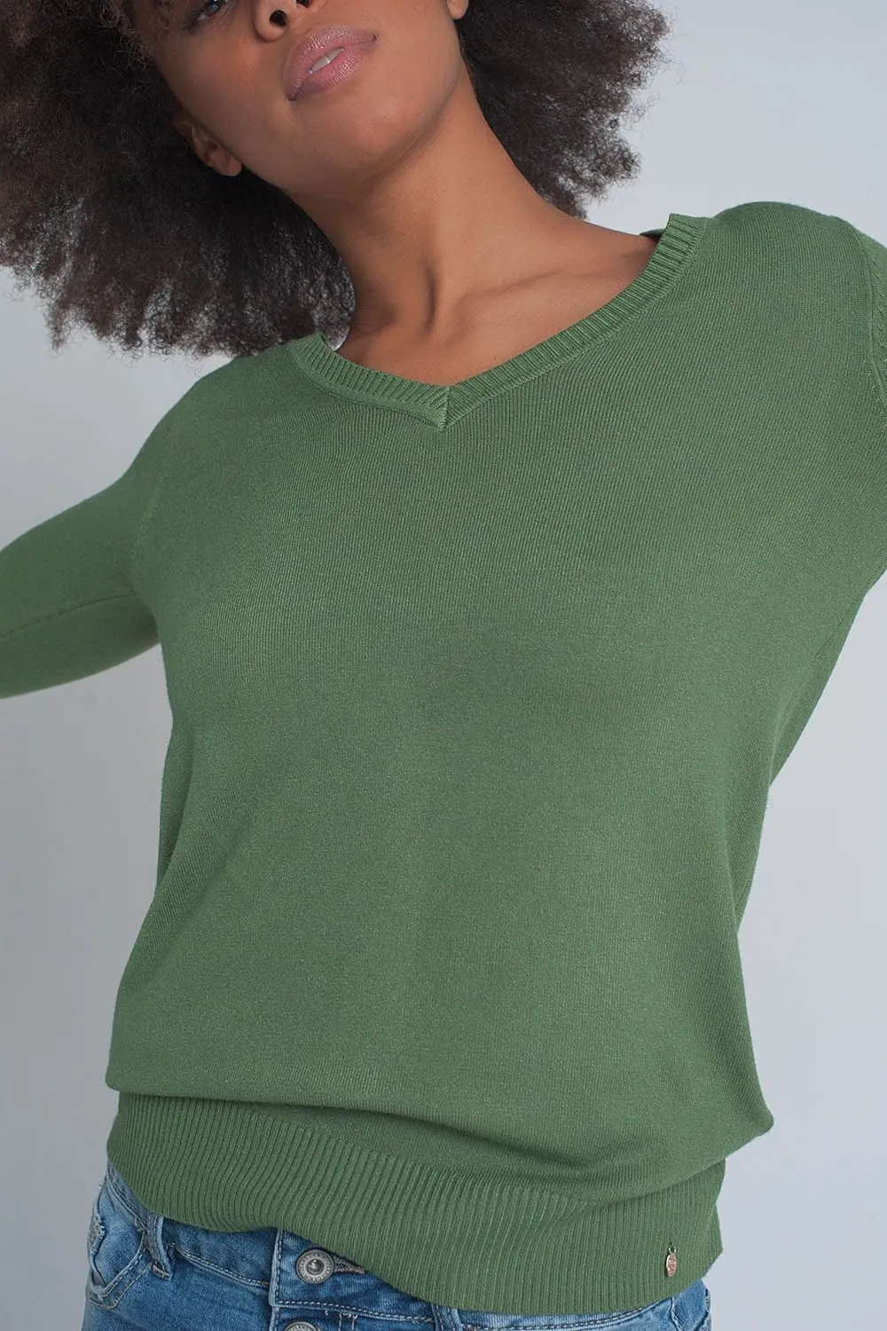 BLUSA / SUETER  BASICO SUAVE CON CUELLO PICO EN COLOR VERDE