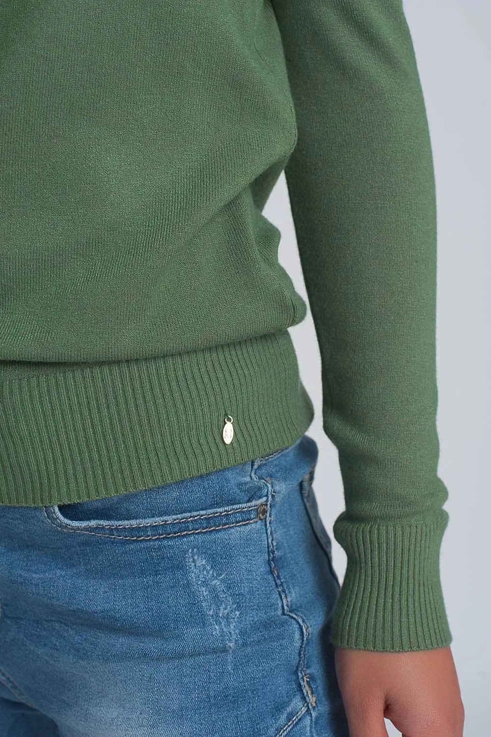 BLUSA / SUETER  BASICO SUAVE CON CUELLO PICO EN COLOR VERDE