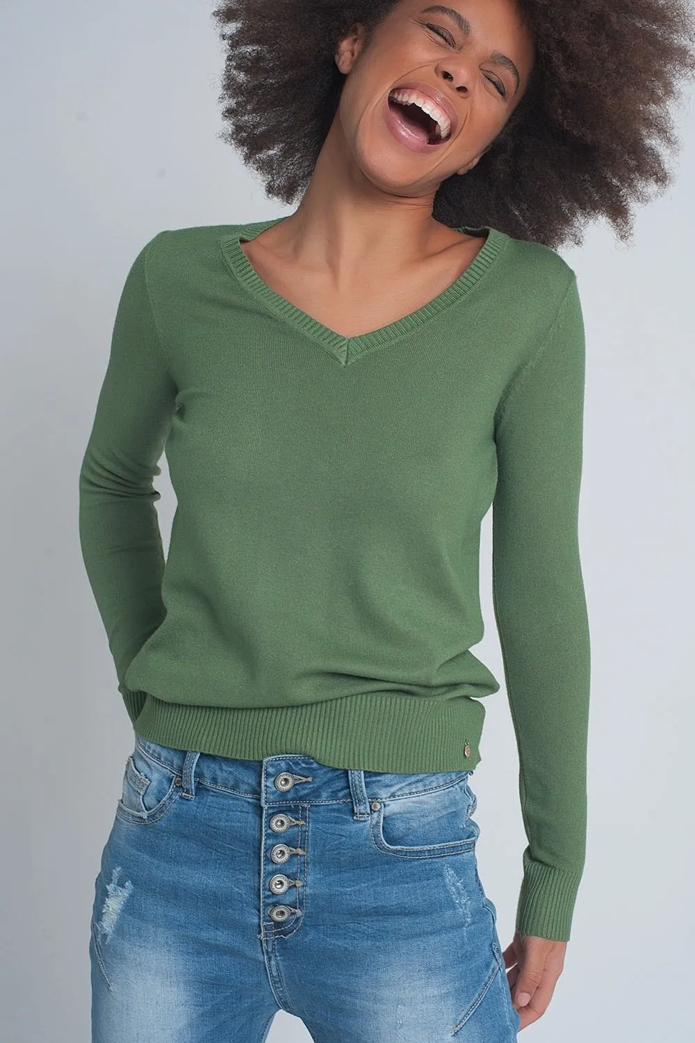 BLUSA / SUETER  BASICO SUAVE CON CUELLO PICO EN COLOR VERDE
