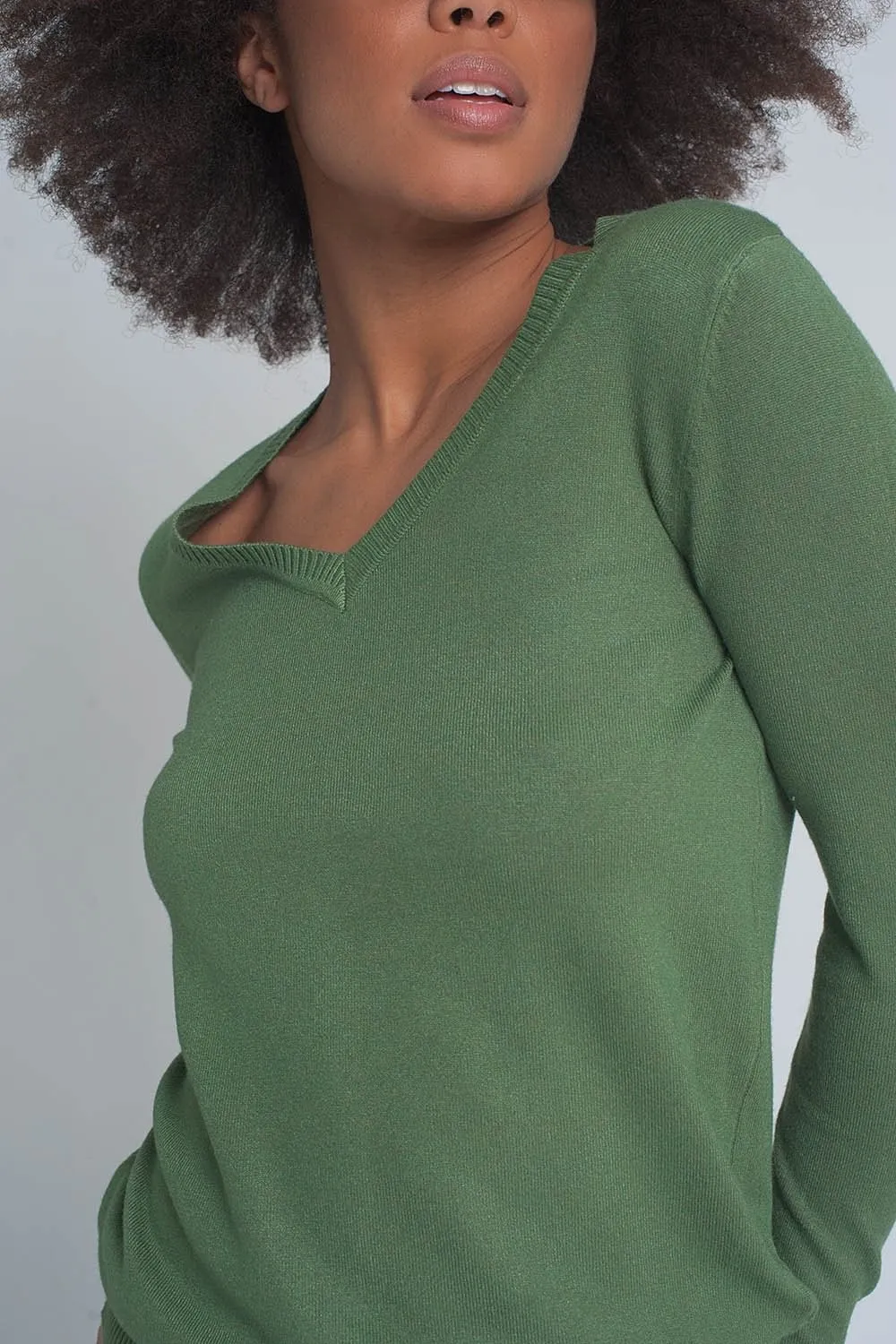 BLUSA / SUETER  BASICO SUAVE CON CUELLO PICO EN COLOR VERDE